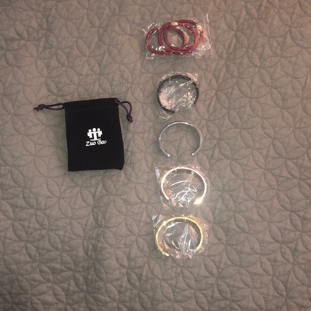Zuo Bao Set of 4 Hair Tie Holding Cuffs